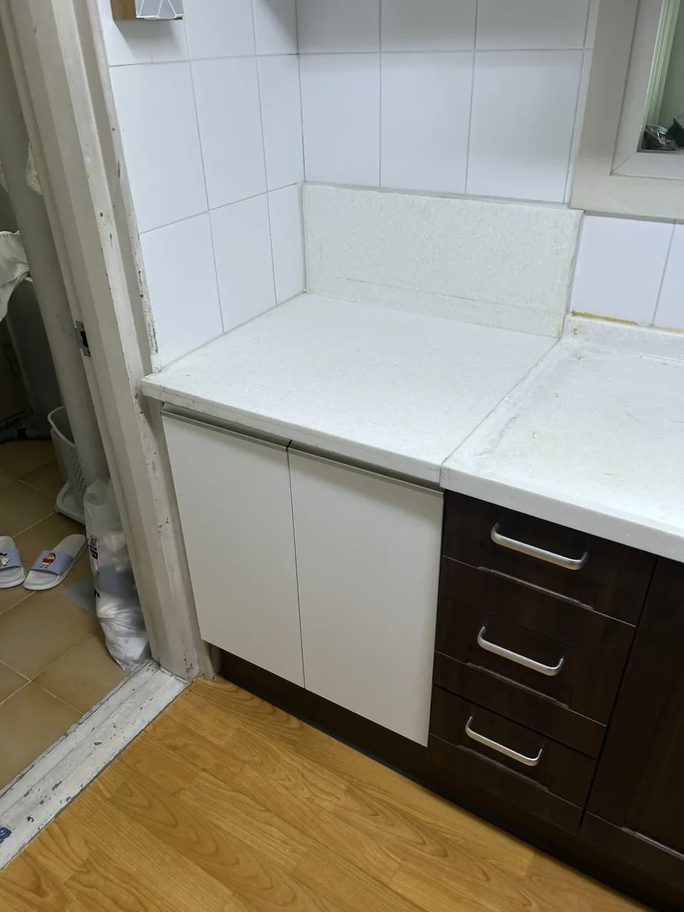 소형싱크대교체 완료 후 좁은 주방, 정수기가 설치되고 마감이 정리된 모습